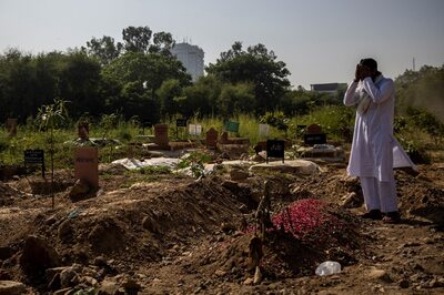 Delhi's Oldest Graveyard Clears Space to Bury the Dead as Covid Casualties Rise