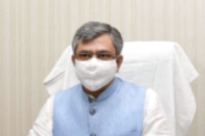 Ashwini Vaishnaw Travels in Mumbai Local Train for Inspection, Tastes 'Vada Pav' Outside Station