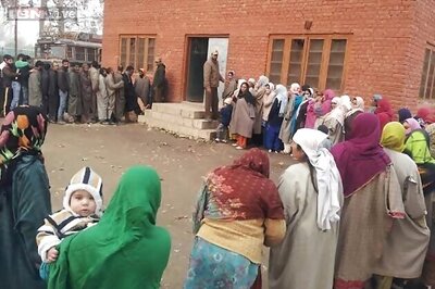 Live: Voters pay no heed to boycott call, turn out in large numbers despite freezing cold