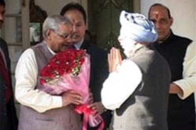 Vajpayee meets PM on nuclear deal