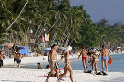 Spider spoils nude tourist's beach doze!