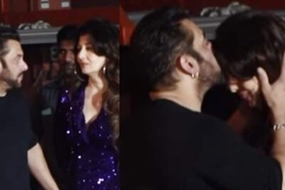 Salman Khan Hugs Ex-Girlfriend Sangeeta Bijlani, Kisses Her at His Birthday Bash, Watch