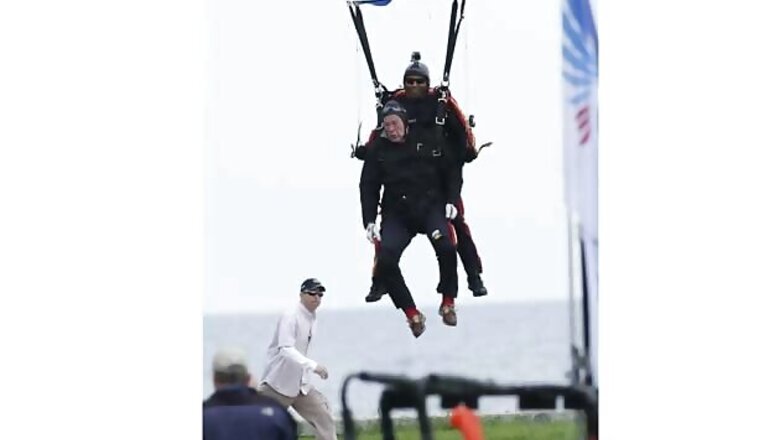 Former US President George WH Bush skydives for 90th birthday