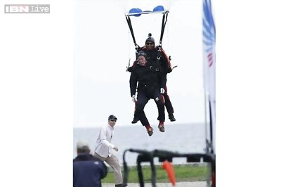 Former US President George WH Bush skydives for 90th birthday