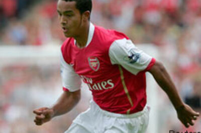 Walcott shines on Premier League debut