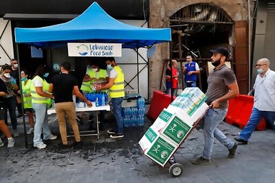 Abandoned by state after explosion, Lebanese help each other