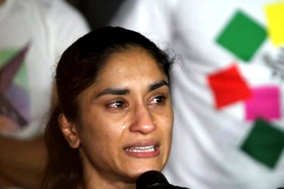 'Whether we Will be Alive or Dead..': Vinesh Phogat Cries Inconsolably, Wrestlers to March to New Parliament