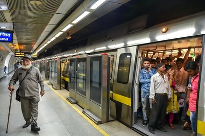 Delhi Metro Yellow Line Services Delayed as Man Jumps in Front of Train at Ghitorni Station