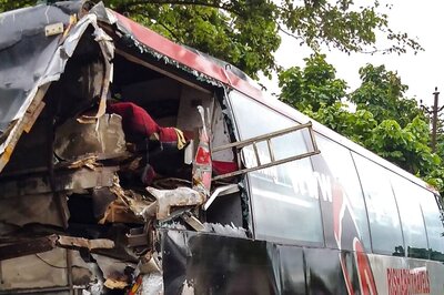 Barabanki Accident: 18 Labourers Sleeping on Road Mowed Down as Truck Rams into Stationary Bus