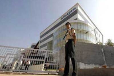 Satyam suspends capex, to move staff to low-cost countries