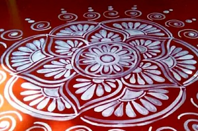 70-Year-Old Retired Schoolteacher Makes Alpanas in Front of Strangers' Houses In Kolkata