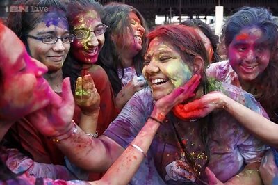 Pakistan: Students form human shield to protect Hindus celebrating Holi