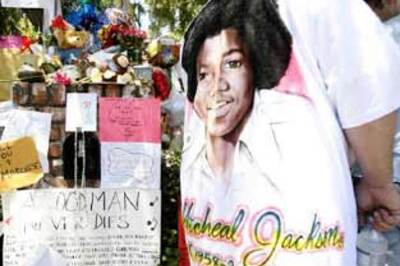 Fans overlook Michael Jackson's dark side