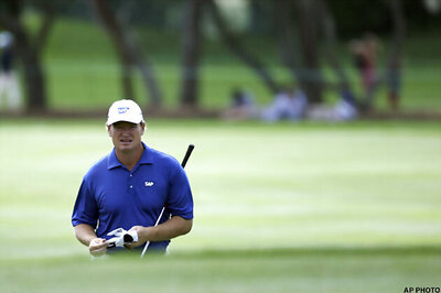 Els closes in on second successive tour win