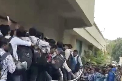 Railing Collapses As 1,800 Aspirants Appear For A Job With 10 Positions in Gujarat | On Cam