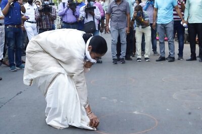 Making a Mark: Mamata Draws Circles on Road at Kolkata Market to Explain Social Distancing