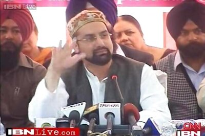 Mirwaiz hopes new MPs will act together to resolve Kashmir issue