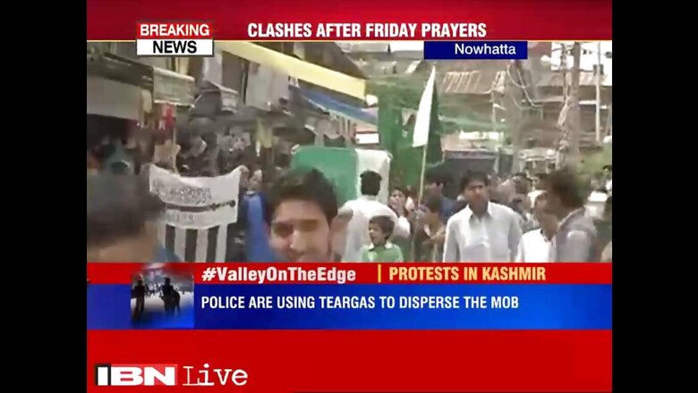 Protestors wave Pakistan & LeT flags in Srinagar, clash with police