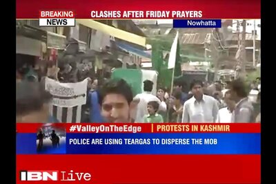 Protestors wave Pakistan & LeT flags in Srinagar, clash with police