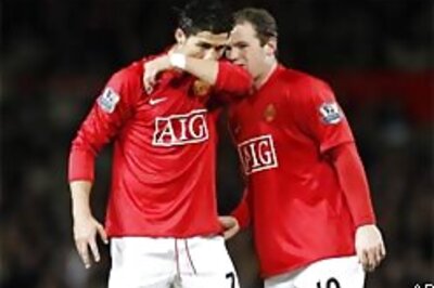 Confident United take on bruised Barcelona