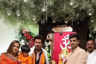 Shah Rukh Khan Attends Ganpati Puja at Maha CM Eknath Shinde's Home, Videos Go Viral